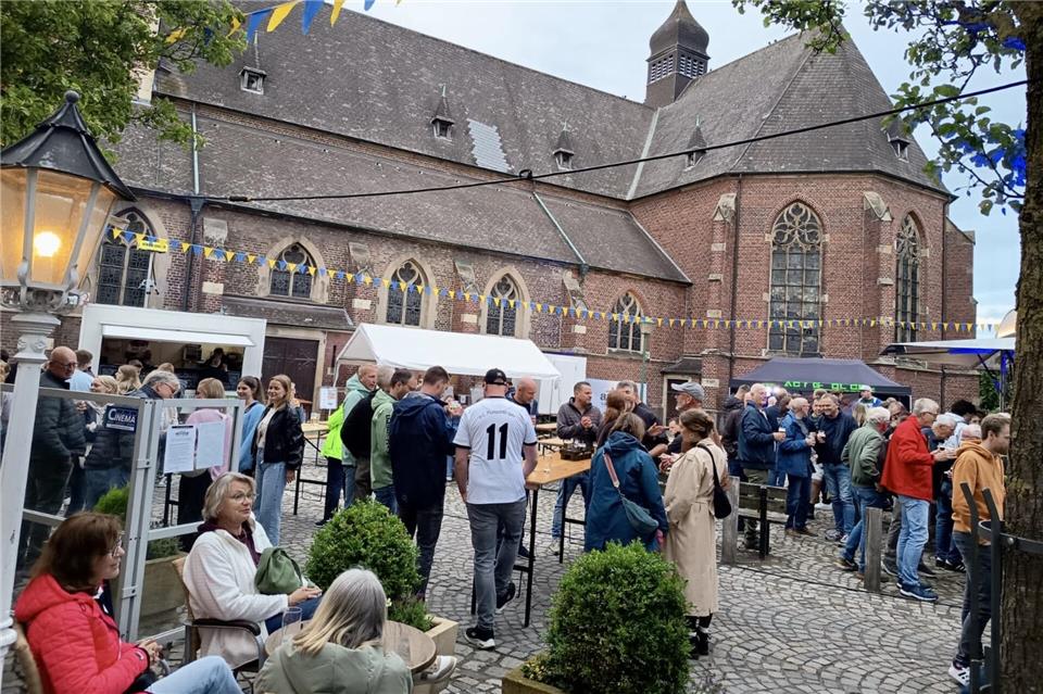 Die Ramsdorfer Bürgergenossenschaft hat zum zehnjährigen Geburtstag auch ihrer Kneipe Anna van'n Hook eingeladen. Am Samstagabend wurde zu Musik vom DJ gefeiert.
