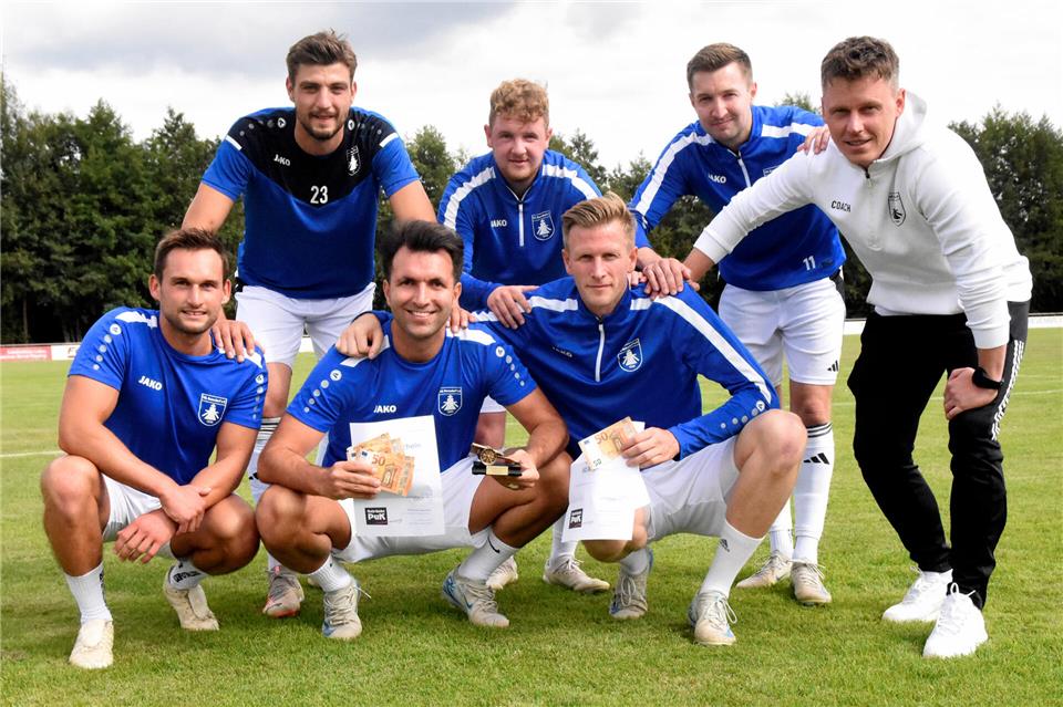 Die Ramsdorfer Kicker (hinten von links) Tim Döking, Noah Ebbing und Marvin Teichmann sowie das Trainergespann Daniel Ebbing (rechts) und Marcel Krüger (links) freuen sich mit ihren Torjägern: Koray Arslan (unten, Zweiter von links) belegte beim BZ-Torjägerpokal Platz eins, sein Teamkollege Bastian Bone (unten, Zweiter von rechts) wurde Dritter.