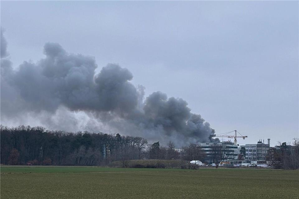 Die Rauchsäule des Brandes auf dem Gelände des GSI Helmholtzzentrums für Schwerionenforschung ist weithin zusehen. Mike Seeboth/dpa
