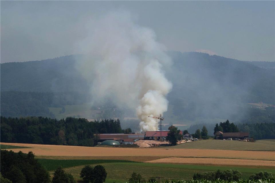 Die Rauchsäule des Brandes war weithin sichtbar. Th. Krenn/Zema Medien/dpa