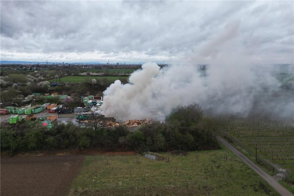 Die Rauchsäule war kilometerweit zu sehen.René Priebe/dpa