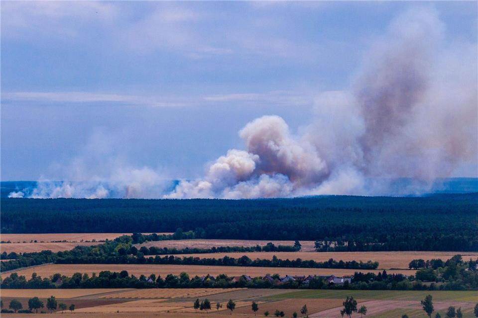 Die Rauchsäulen des Brandes im Müritz-Nationalpark sind von weitem zu sehen. (Archivbild)Jens Büttner/dpa