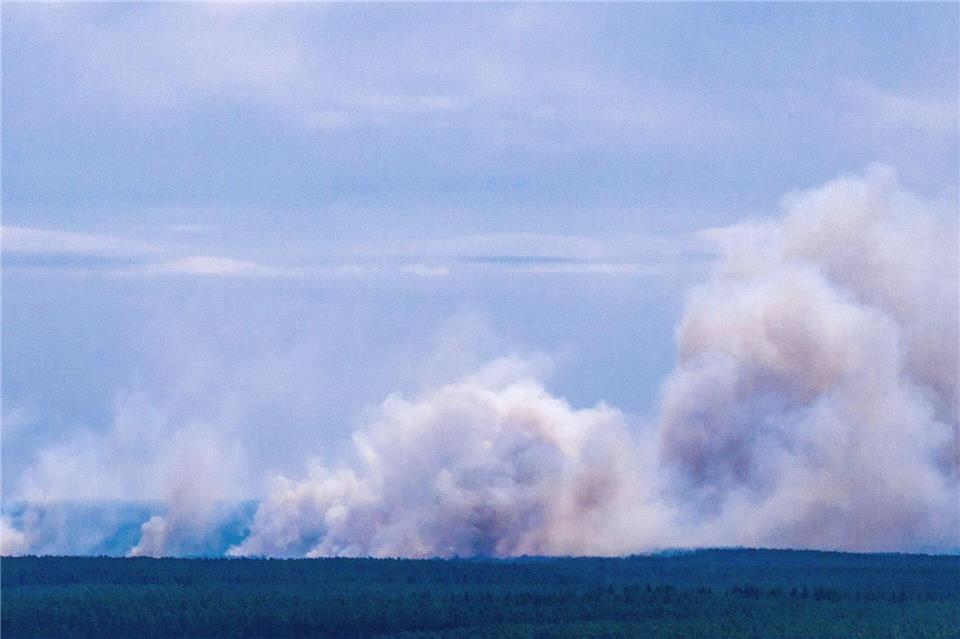 Die Rauchsäulen des Brandes im Müritz-Nationalpark sind bereits aus der Ferne zu sehen.Jens Büttner/dpa