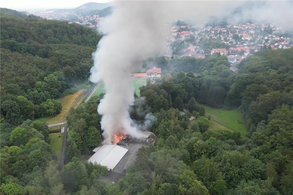 Die Rauchwolke steigt hoch über dem Gebäude auf.Matthias Bein/dpa