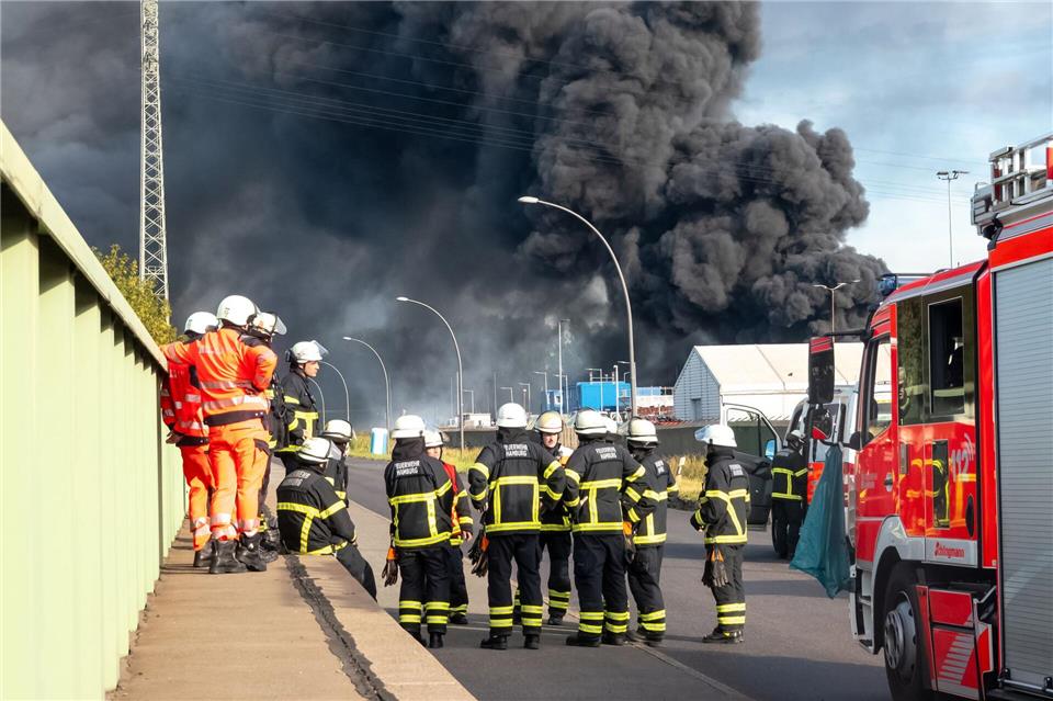 Die Rauchwolke war weithin zu sehen mehr als 20 Stunden nach Ausbruch des Feuers waren die Brandgase in der Stadt zu riechen.Bodo Marks/dpa