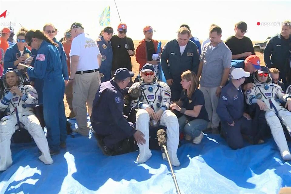 Die Raumfahrer Christopher Williams (links) sowie Sergei Kud-Sverchkov (Mitte) und Sergei Mikaev nach der Landung Uncredited/Roscosmos space corporation/AP/dpa