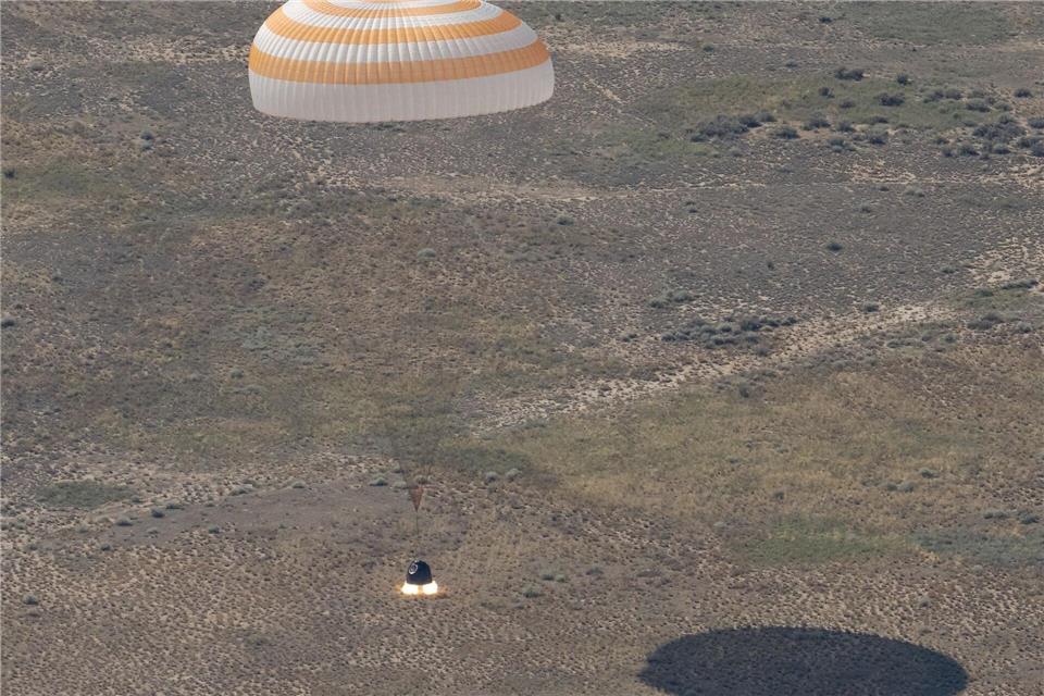 Die Raumkapsel Sojus MS-28 landet in der kasachischen SteppeBill Ingalls/Nasa/dpa
