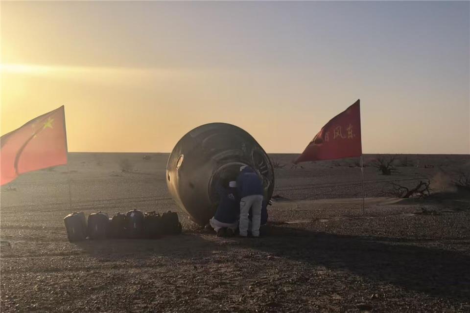 Die Raumkapsel landete wie geplant in der Inneren Mongolei. Wang Jiangbo/XinHua/dpa
