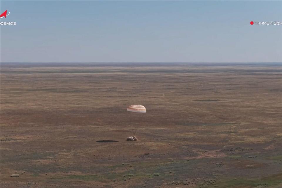 Die Raumkapsel mit den Raumfahrern Williams, Kud-Sverchkov und MikaevUncredited/Roscosmos space corporation/AP/dpa