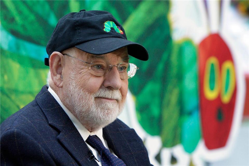 Die „Raupe Nimmersatt“ und ihr Schöpfer: Eric Carle. (Archivbild)Richard Drew/AP/dpa