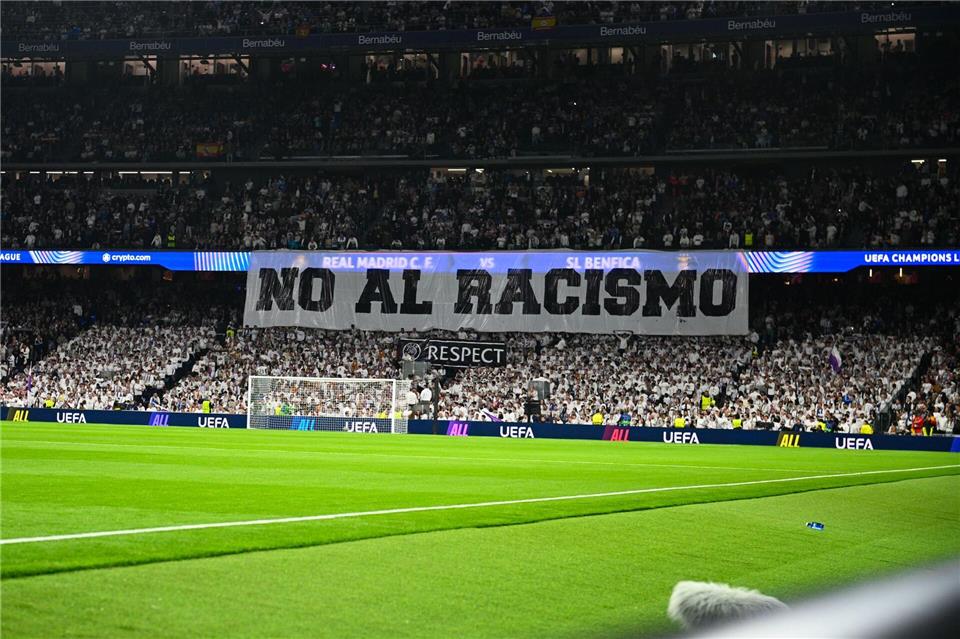 Die Real-Fans unterstützten ihren Spieler mit einem Banner.Miguel Lemos/ZUMA Press Wire/dpa