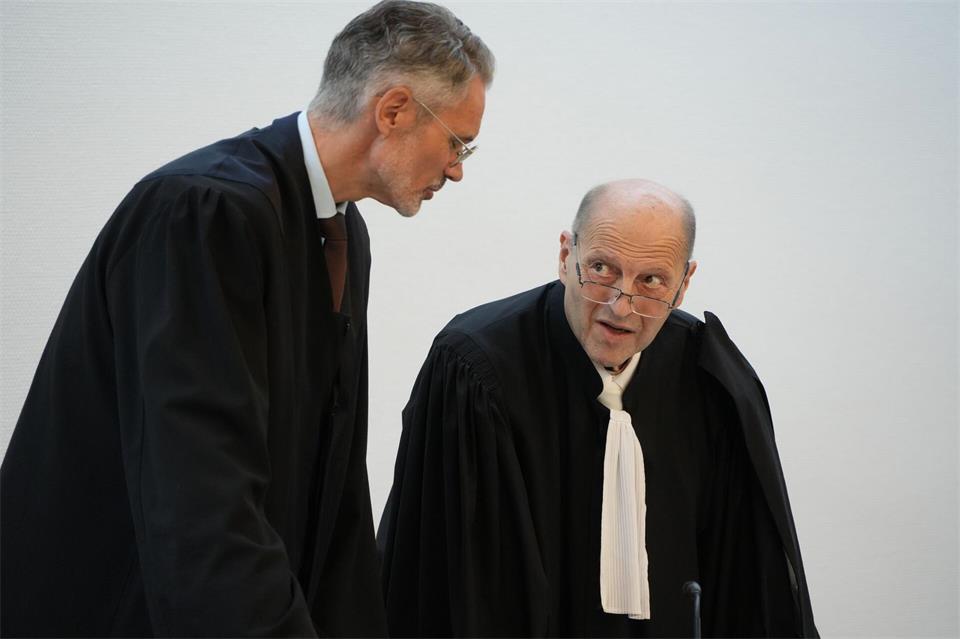 Die Rechtsanwälte Ralf Piegsa (links) und Thomas Seifert verteidigen den Angeklagten.Felix Kirberg/dpa
