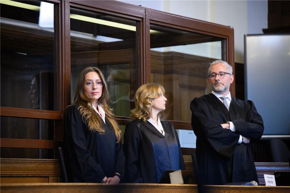 Die Rechtsanwälte des angeklagten Palliativarztes stehen im Landgericht Berlin. (Archivbild)Bernd von Jutrczenka/dpa
