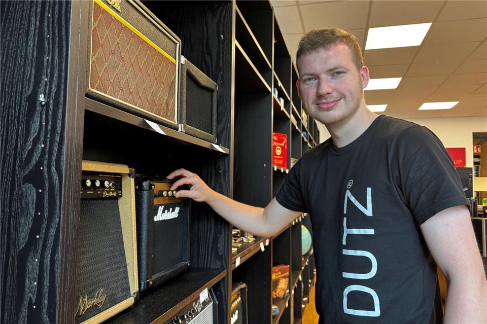 Die Recycling-Firma Dutz (hier im Bild Mitarbeiter Robin Ridder) bezieht für zwei Monate den Popup-Store am Kornmarkt. Ihre Inklusionsabteilung verkauft dort reparierte Elektro-Geräte.Sven Kauffelt