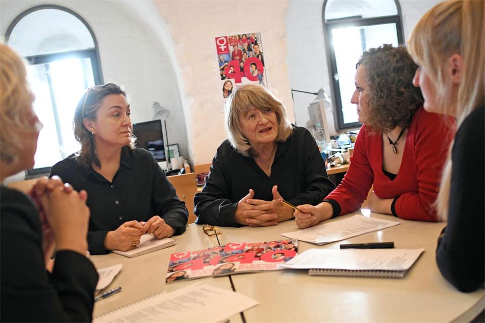 Die Redaktion von „Emma“ umfasste nur ein halbes Dutzend Frauen - und Alice Schwarzer war immer die Chefin. (Archivbild)picture alliance / Henning Kaiser/dpa