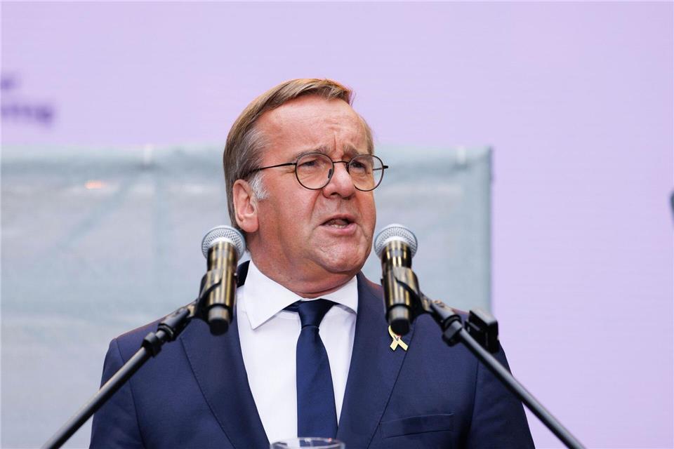 Die Rede von Verteidigungsminister Pistorius beim 2. Nationalen Veteranentag wurde durch eine Protestaktion gestört. Carsten Koall/dpa
