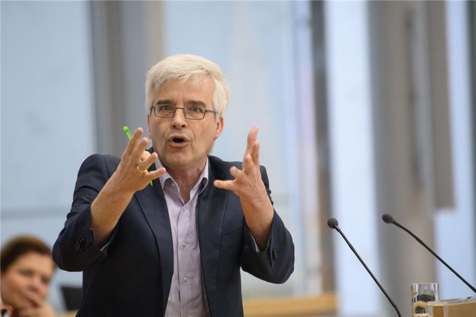 Die Redner der AfD würden die anderen Fraktionen im Parlament regelmäßig „mit Hass überschütten“, sagte der parlamentarische Geschäftsführer der Grünen, Olaf Meister. „Dann erwarten Sie ernsthaft, dass so eine Partei von den anderen gewählt wird? Das ist doch völlig unsinnig.“Klaus-Dietmar Gabbert/dpa