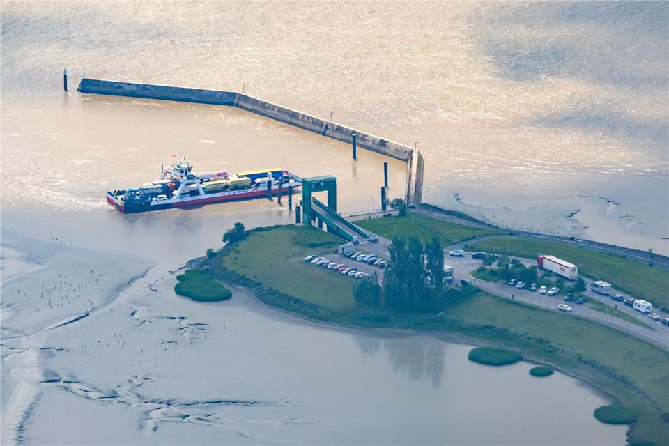 Die Reederei FRS, die die Elbfähre Glückstadt-Wischhafen betreibt, klagt. (Archivfoto)Jonas Walzberg/dpa