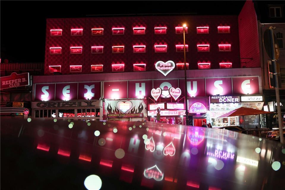 Die Reeperbahn bei Nacht zu erkunden, gehört für viele zu einem Hamburg-Besuch dazu.Christian Charisius/dpa