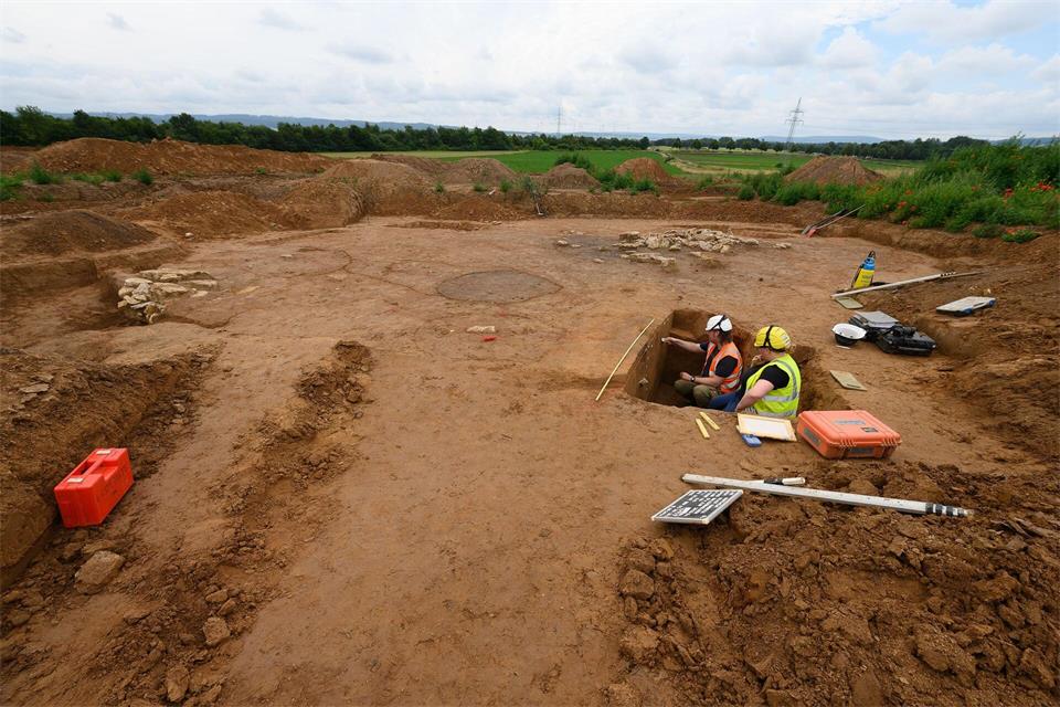 Die Reformpläne der Landesregierung beim Denkmalschutzgesetz stoßen bei Denkmalschützern und Archäologen auf Kritik. (Archivbild)Swen Pförtner/dpa