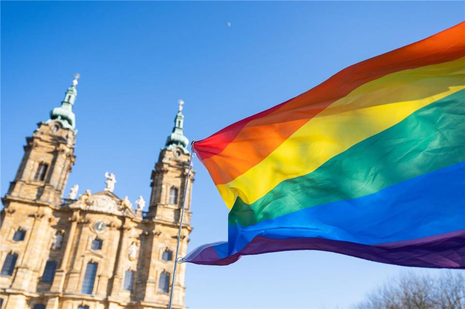 Die Regenbogenflagge 2022 bei der Vollversammlung der DBK in Vierzehnheiligen (Archivfoto). Nicolas Armer/dpa