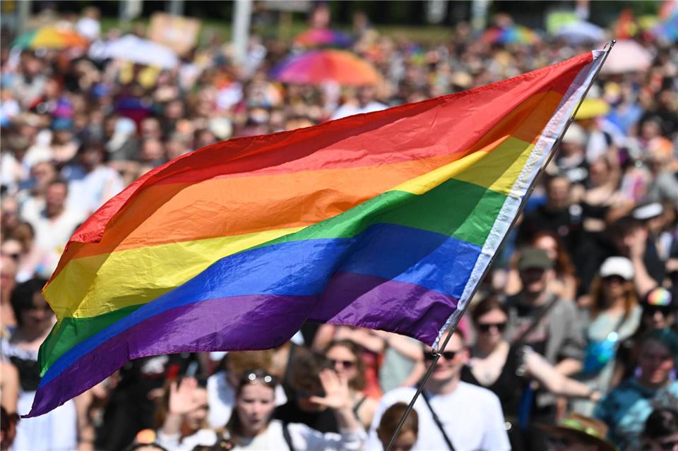 Die Regenbogenflagge ist immer dabei beim CSD.Stefan Sauer/dpa