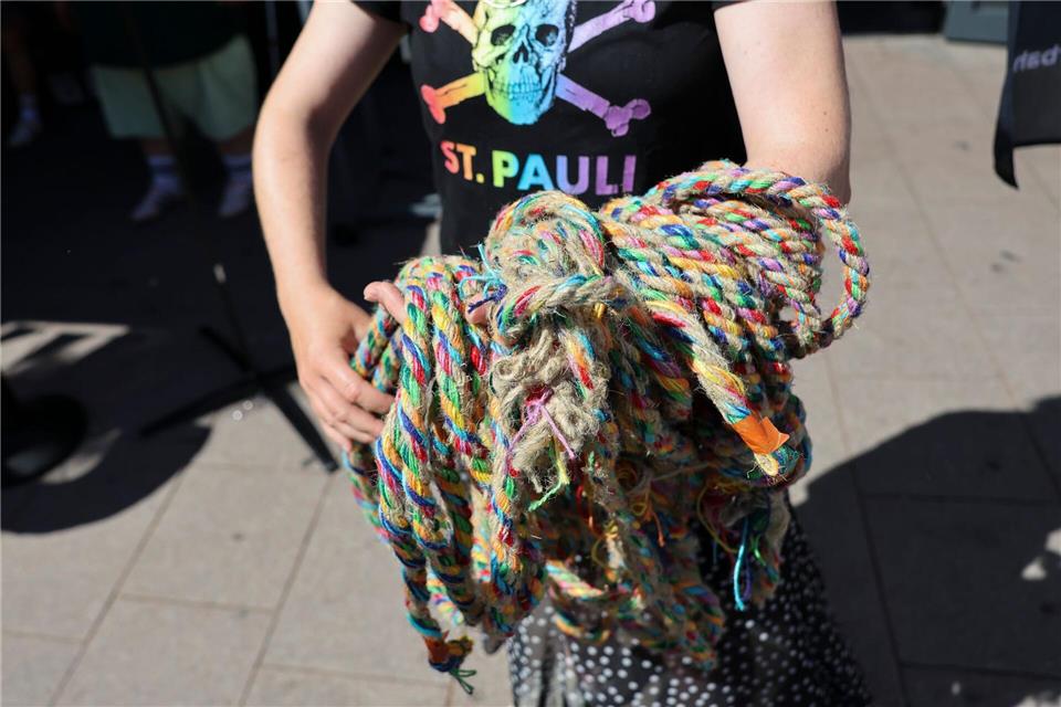 Die Regenbogenseile symbolisierten St. Paulis Diversität.Christian Charisius/dpa