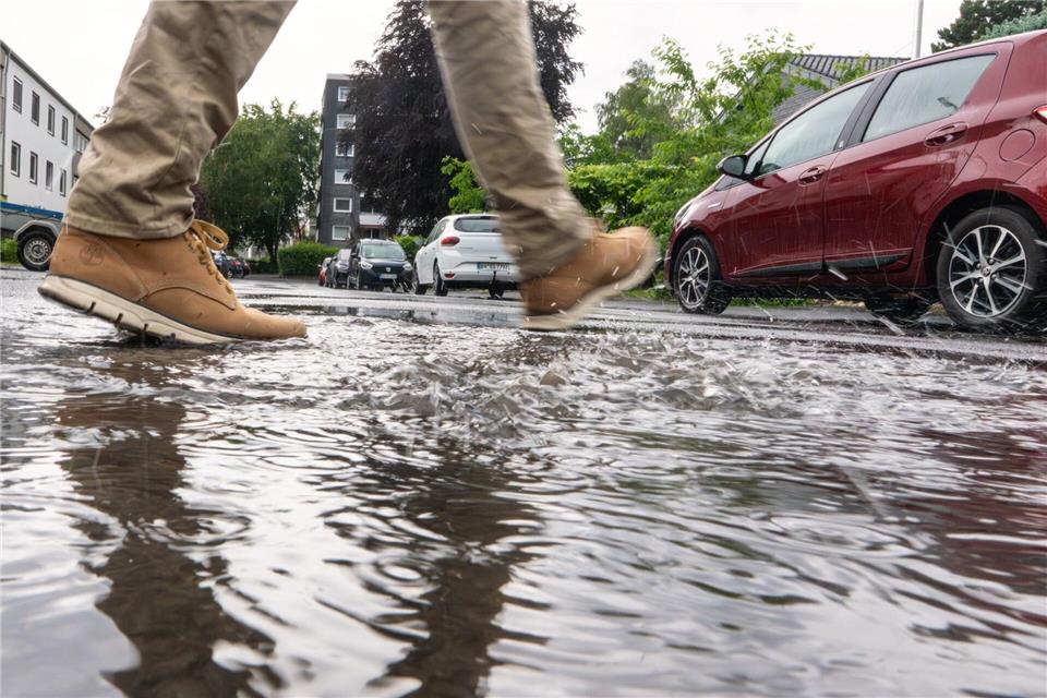 Die Regenpfützen sind mancherorts ziemlich groß. Benjamin Westhoff/dpa