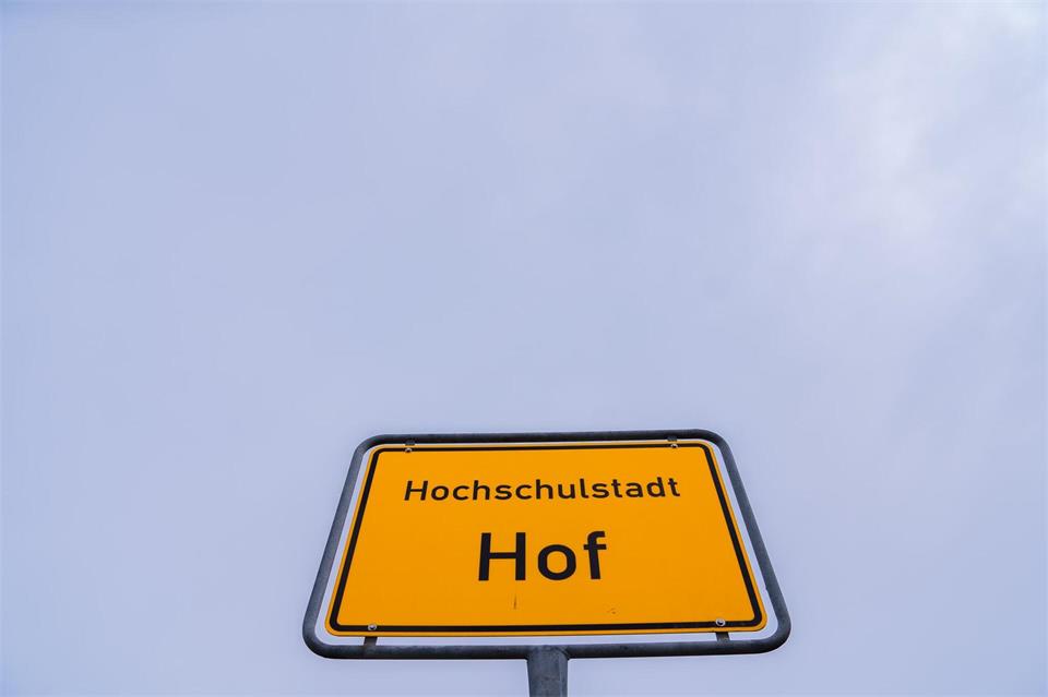 Die Regierung von Oberfranken hat den Haushalt der Stadt Hof wegen zu hoher Schulden abgelehnt. (Archivbild)Nicolas Armer/dpa
