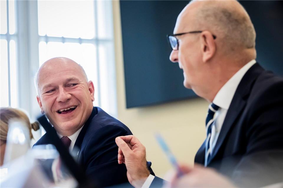 Die Regierungschefs Kai Wegner (CDU/li.) und Dietmar Woidke (SPD/re.) haben ein Verfahren zu einer möglichen Expo-Bewerbung Berlins und Brandenburgs verabredet. (Archivbild)Christoph Soeder/dpa