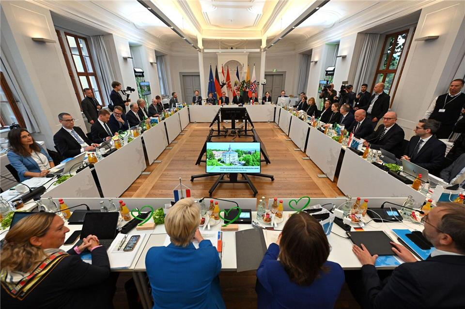 Die Regierungschefs und die Ministerpräsidentin der ostdeutschen Bundesländer wollen in Brüssel ihre Standpunkte klarmachen - etwa wie in Zukunft EU-Geld in die Regionen verteilt werden soll. (Archivbild)Martin Schutt/dpa