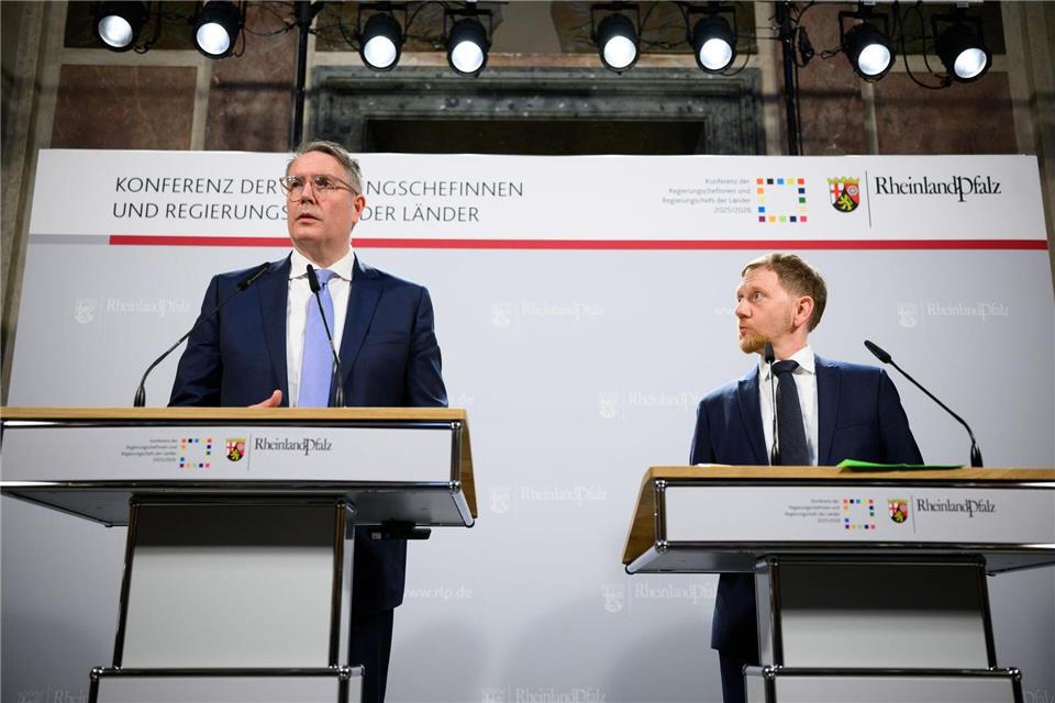 Die Regierungschefs von Rheinland-Pfalz und von Sachsen, Alexander Schweitzer (SPD) und Michael Kretschmer (CDU) stellten die Ergebnisse der Ministerpräsidentenkonferenz vor. Bernd von Jutrczenka/dpa