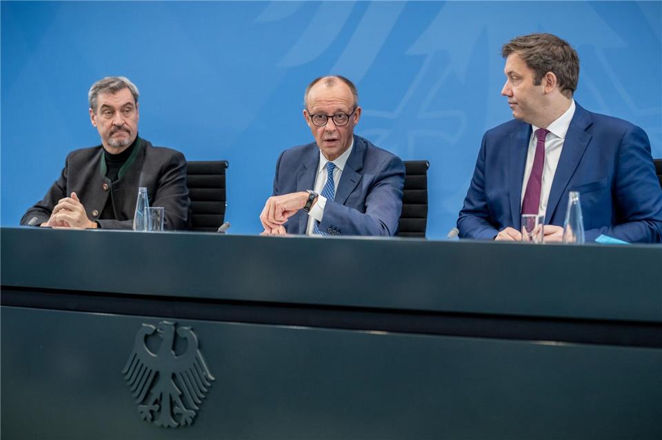 Die Regierungskoalition will das Verbrenner-Aus auf EU-Ebene aufweichen und die Anschaffung von E-Autos wieder fördern. (Archivbild)Michael Kappeler/dpa