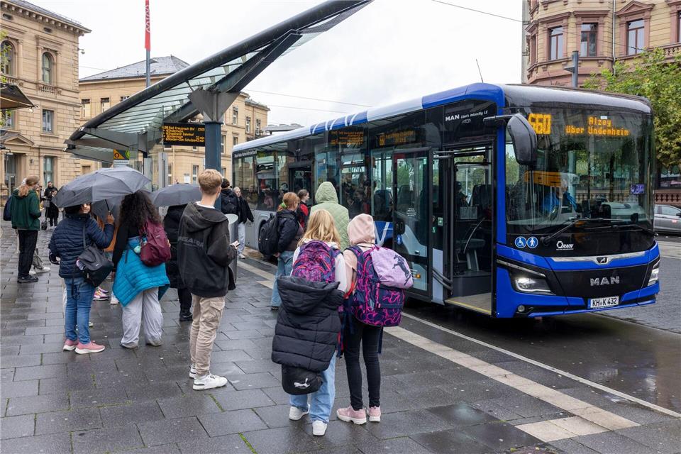 Die Regiobuslinien, die bisher an der Bemalung mit blauen Rauten erkennbar waren, werden komplett vom Land finanziert. (Archivbild)Helmut Fricke/dpa
