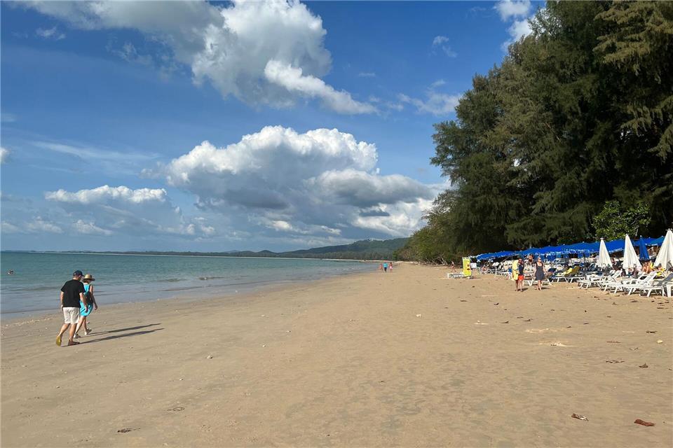 Die Region Khao Lak ist für schöne Sandstrände bekannt und gerade bei deutschen Touristen beliebt. (Archivbild)Carola Frentzen/dpa