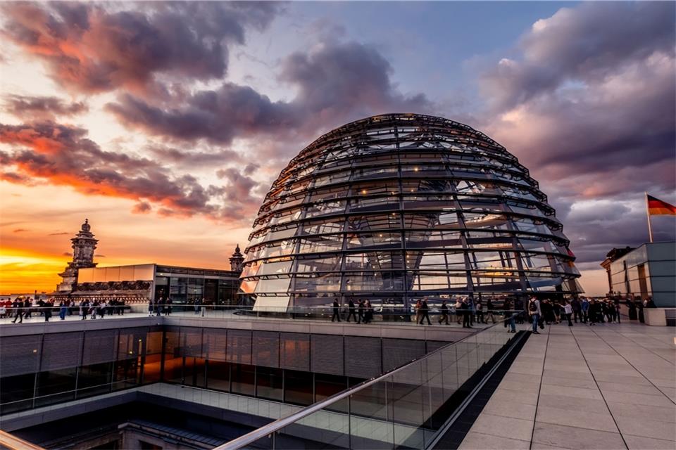Die Region mit den Wahlkreisen 126 (Borken II) und 124 (Borken I/Steinfurt I) schickt wieder sechs Abgeordnete in den Bundestag. Das sind (obere Reihe): Anne König und Jens Spahn (beide CDU), Mitte: Nadine Heselhaus (links) und Sarah Lahrkamp (beide SPD) sowie untere Reihe: Karlheinz Busen von der FDP (links) und Dr. Michael Espendiller (AfD).