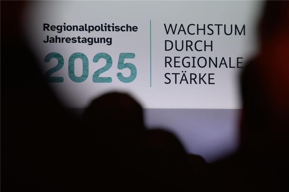 Die Regionalpolitischen Jahrestagung des Bundesministeriums für Wirtschaft und Energie steht unter dem Motto „Wachstum durch regionale Stärke“. Dazu kommen rund 600 Teilnehmer aus Politik, Wirtschaft, Verwaltung, Wissenschaft, Verbänden und Gewerkschaften in Chemnitz zusammen. Hendrik Schmidt/dpa