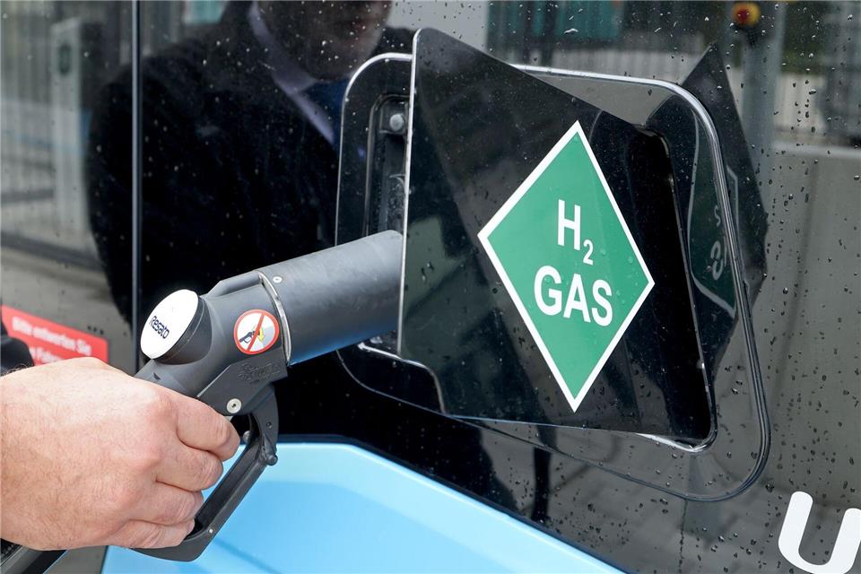 Energie- und Importgut: Wasserstoff kommt aus dem Ausland Die Reichweite der Busse beträgt laut Rebus im ländlichen Regionalverkehr bis zu 500 Kilometer pro Wasserstoff-Betankung. Bernd Wüstneck/dpa