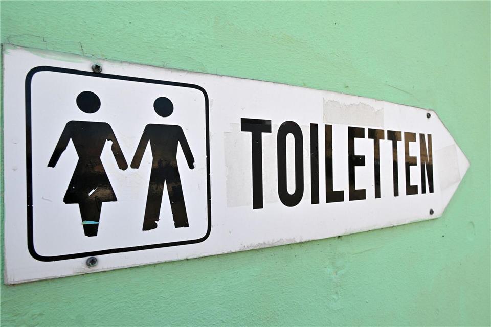 Öffentliche Toiletten: Verlustgeschäft für Kommunen Die Reinigung öffentlicher Toiletten werde für die Kommunen angesichts steigender Preise immer teurer. Dennoch sollen keine Angebote zurückgebaut werden.Martin Schutt/dpa