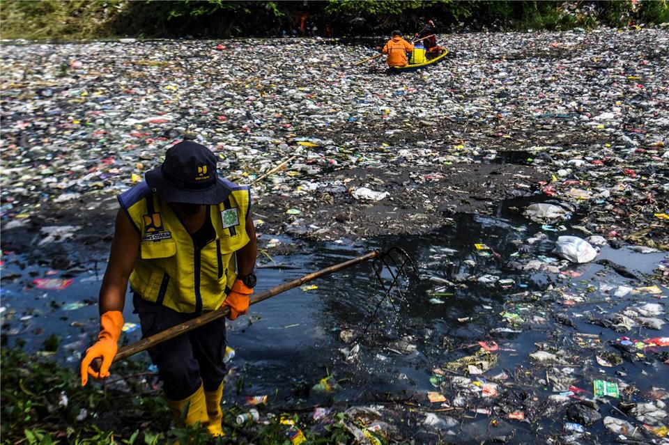 Die Reinigungsaktionen der Behörden sind sehr aufwendig - aber meist kehrt der Müll schon bald wieder zurück.Dimas Rachmatsyah/ZUMA Press Wire/dpa