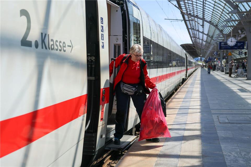 Die Reinigungskräfte sind auf stark befahrenen Strecken unterwegs.Jan Woitas/dpa