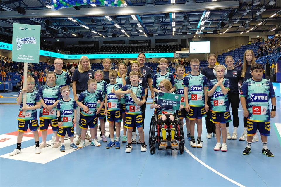 Die Reise nach Ostwestfalen hat sich in jeder Hinsicht gelohnt: Das Glücksteam des TV Borken mischte beim Handball-Inklusionsturnier in Lemgo mit vollem Eifer mit.