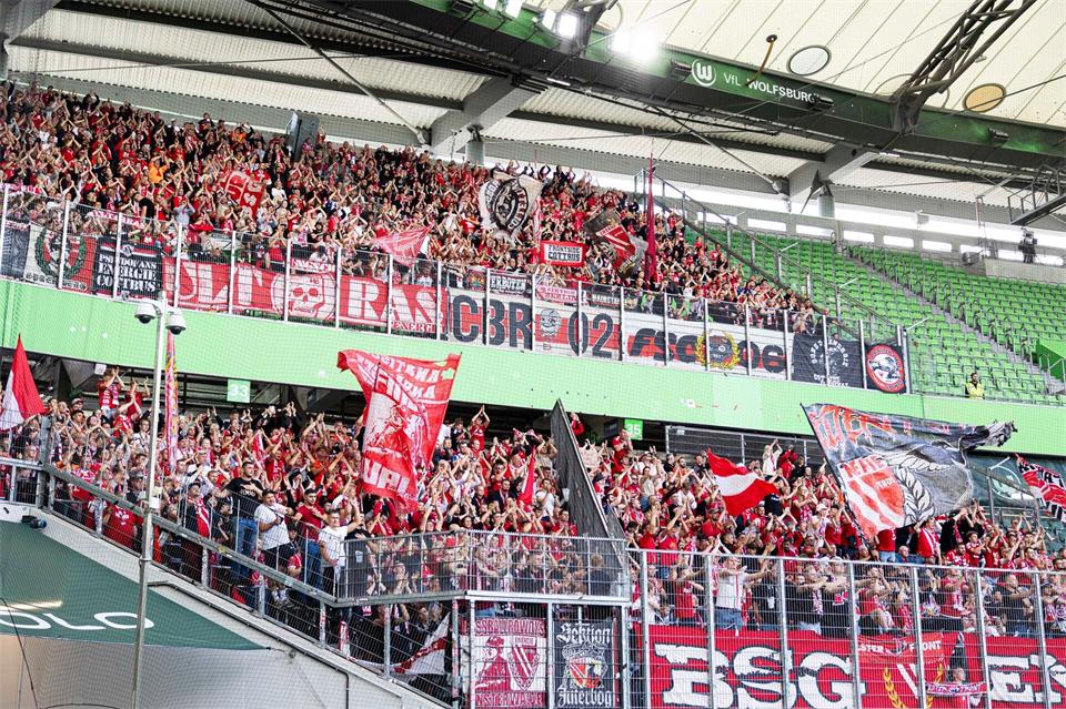 Die Reise nach Wolfsburg hat sich für die Fans von Energie Cottbus gelohnt.Michael Matthey/dpa