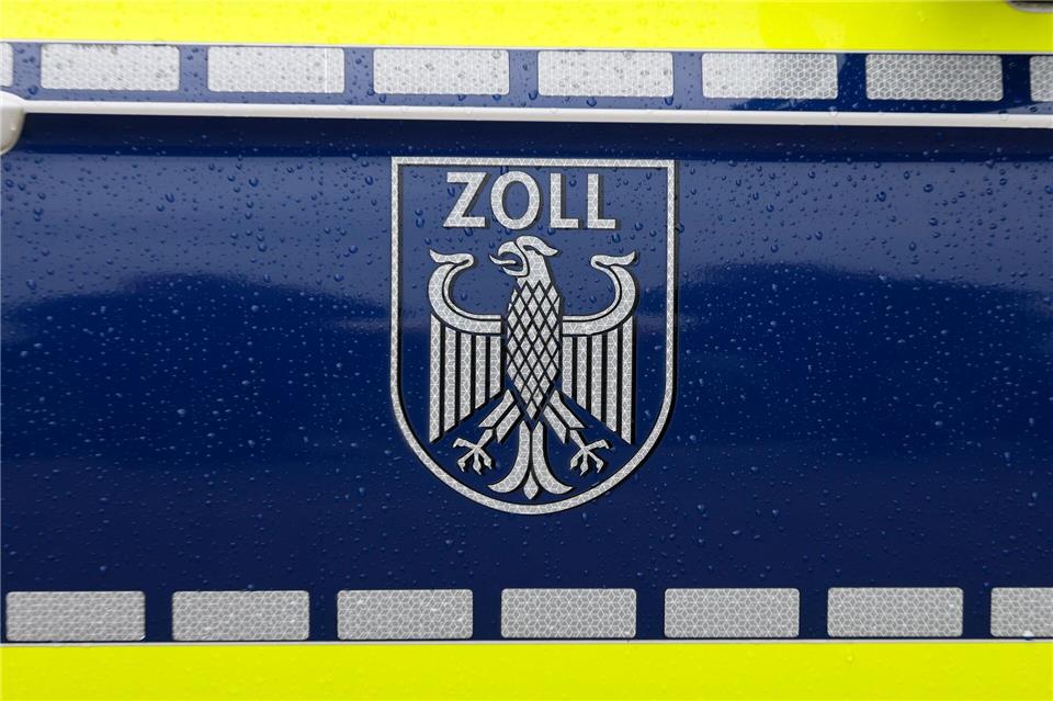 Die Reisenden hatten die Zigaretten in sechs Hartschalenkoffern. (Symbolbild)Jan Woitas/dpa
