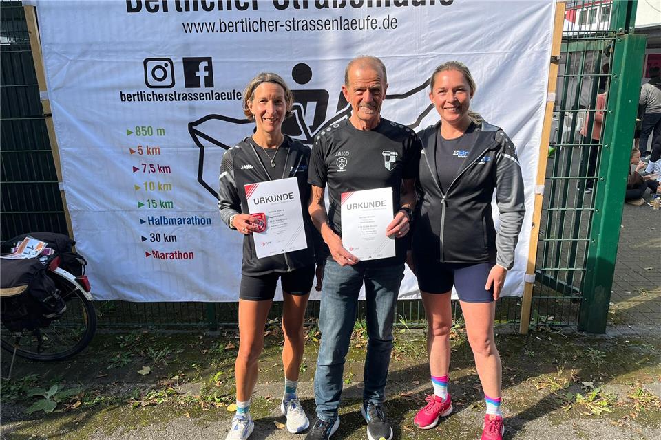 Die Rekenerin Stefanie Sicking (links) und der Heidener Herbert Wienen gewannen in Herten westfälische Halbmarathon-Titel. Meike Bruns (rechts) von der TSG verpasste das Siegertreppchen nur knapp.