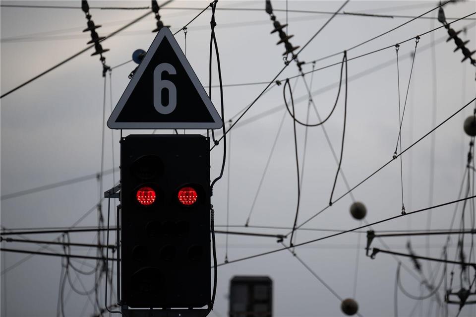 Die Rekordhitze hat auch Auswirkungen auf den Bahnverkehr in Rheinland-Pfalz. (Symbolbild)Sebastian Gollnow/dpa