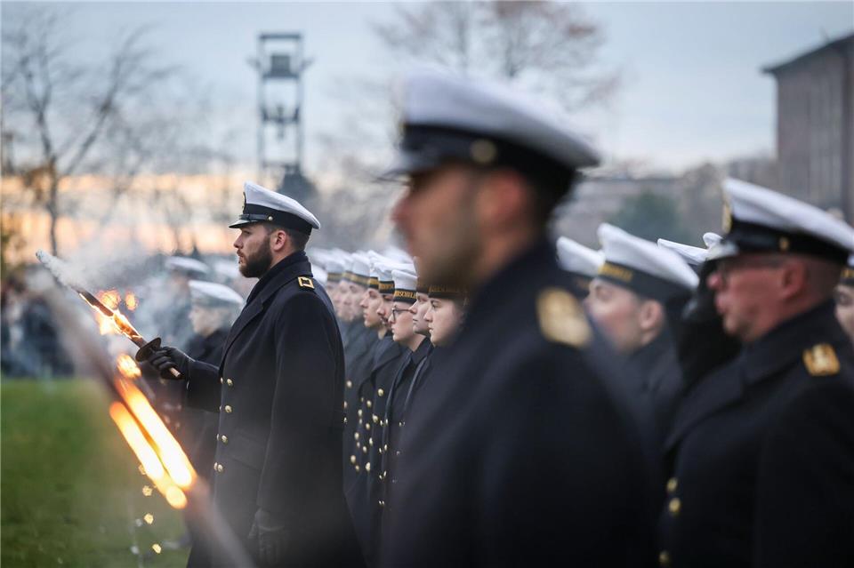 Die Rekrutinnen und Rekruten haben ihre ersten Schritte vom Zivilisten zum Soldaten gemacht. Christian Charisius/dpa