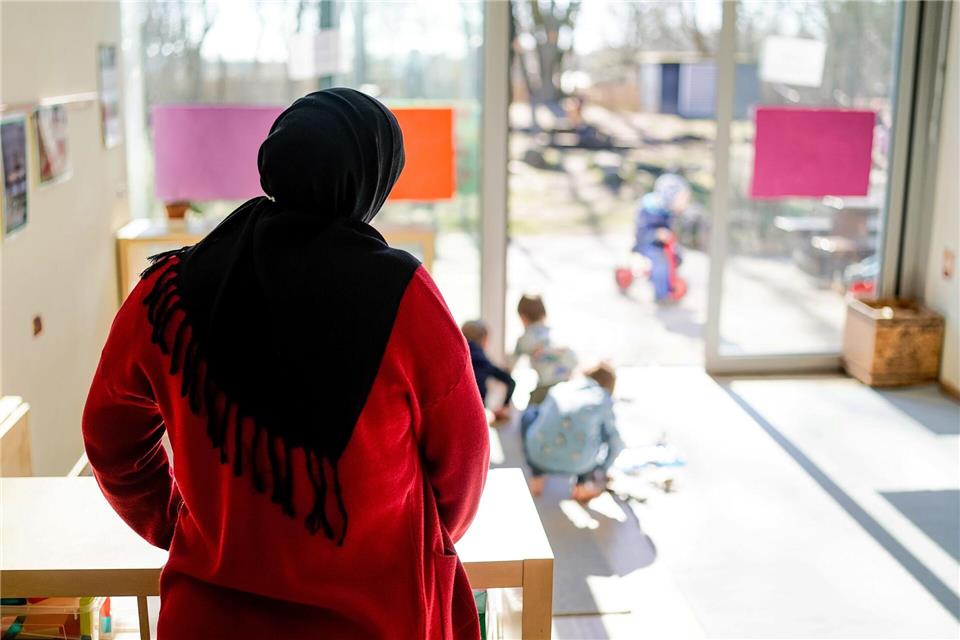 Die Religionsfreiheit genießt besonderen Schutz. Möchten Arbeitgeber religiöse Neutralität verfolgen, muss das konsequent, allgemein und unterschiedslos angewendet werden.picture alliance/dpa