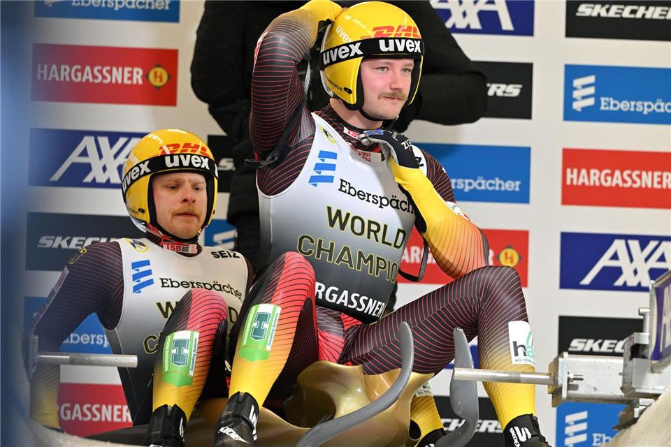 Die Rennrodel-Weltmeister Hannes Orlamünder (r) und Paul Gubitz (l) fehlen bei den Winterspielen in Italien. (Archivbild)Martin Schutt/dpa