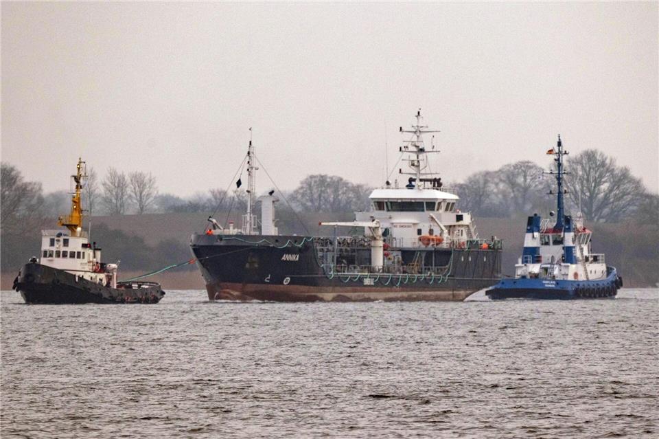 „Annika“ bald wieder einsatzbereit - Brandursache noch offen Die Renovierung des vor einem Jahr auf der Ostsee unweit von Rostock in Brand geratenen Öltankschiffes „Annika“ in Stralsund soll bald abgeschlossen sein. (Archivbild) Stefan Sauer/dpa